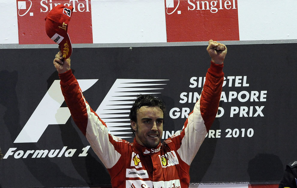 Alonso, en el podio de Singapur 2010