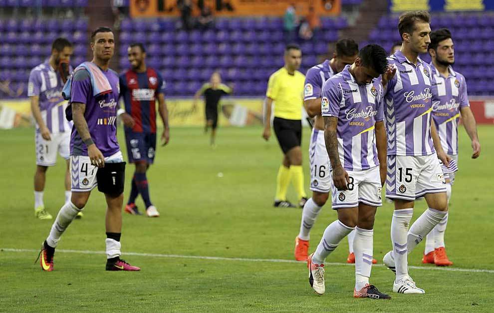 Los jugadores del Valladolid abandonan cabizbajos el terreno de juego