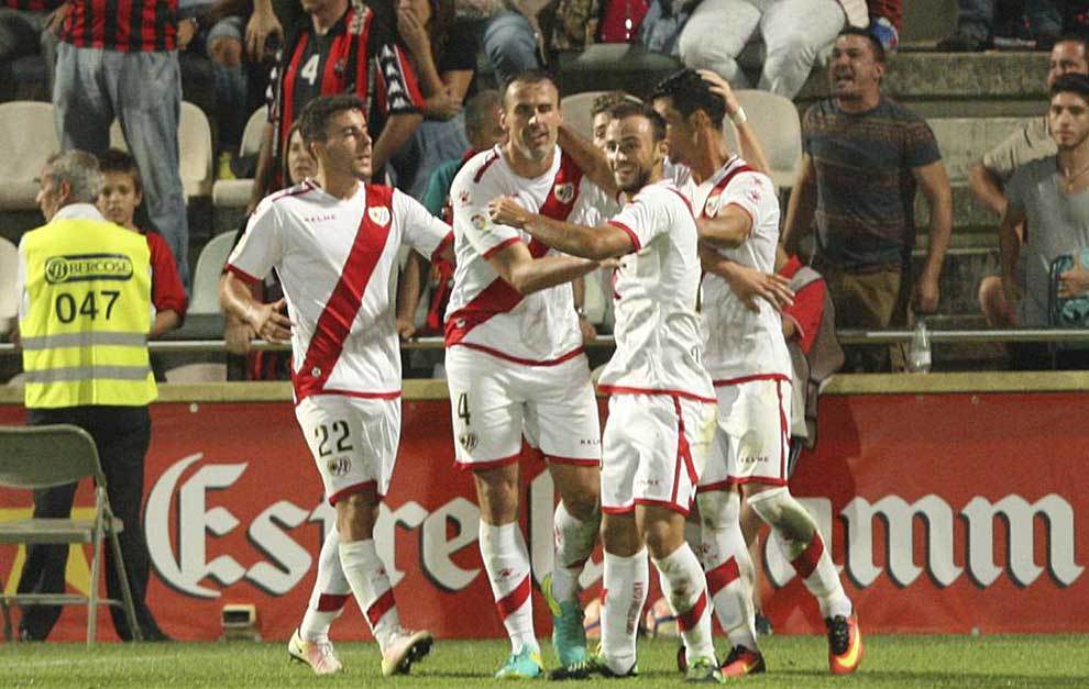 Los jugadores del Rayo celebran con Amaya el gol del empate en Reus