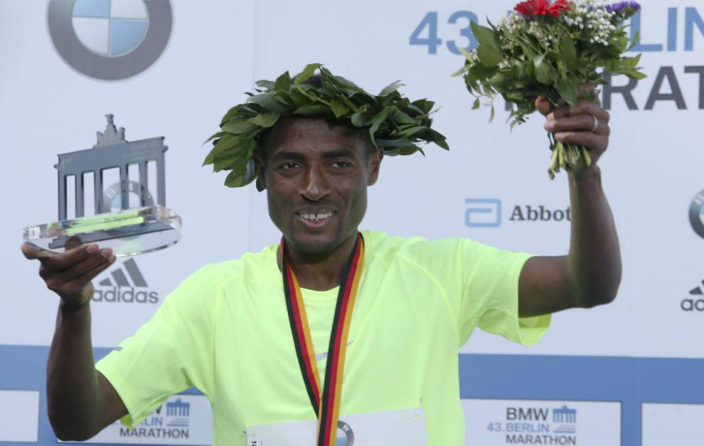 Kenenisa Bekele posa en el podio del maratn de Berln.