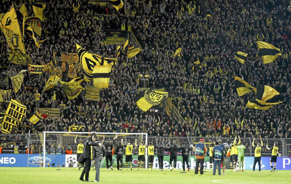 Los jugadores del Borussia celebran un triunfo con sus aficionados.