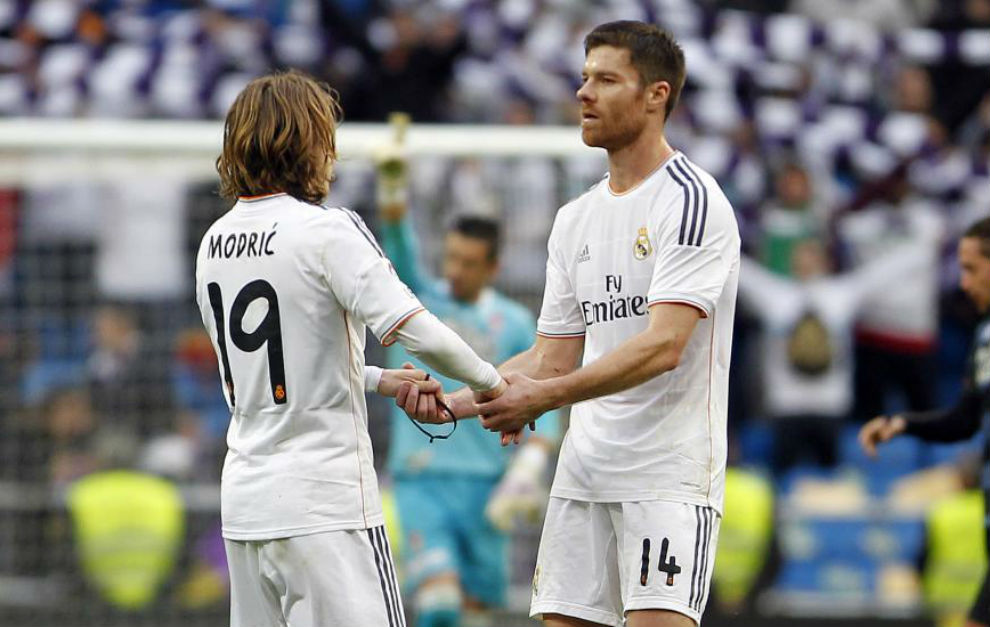 Modric y Xabi Alonso se felicitan tras un triunfo del Madrid