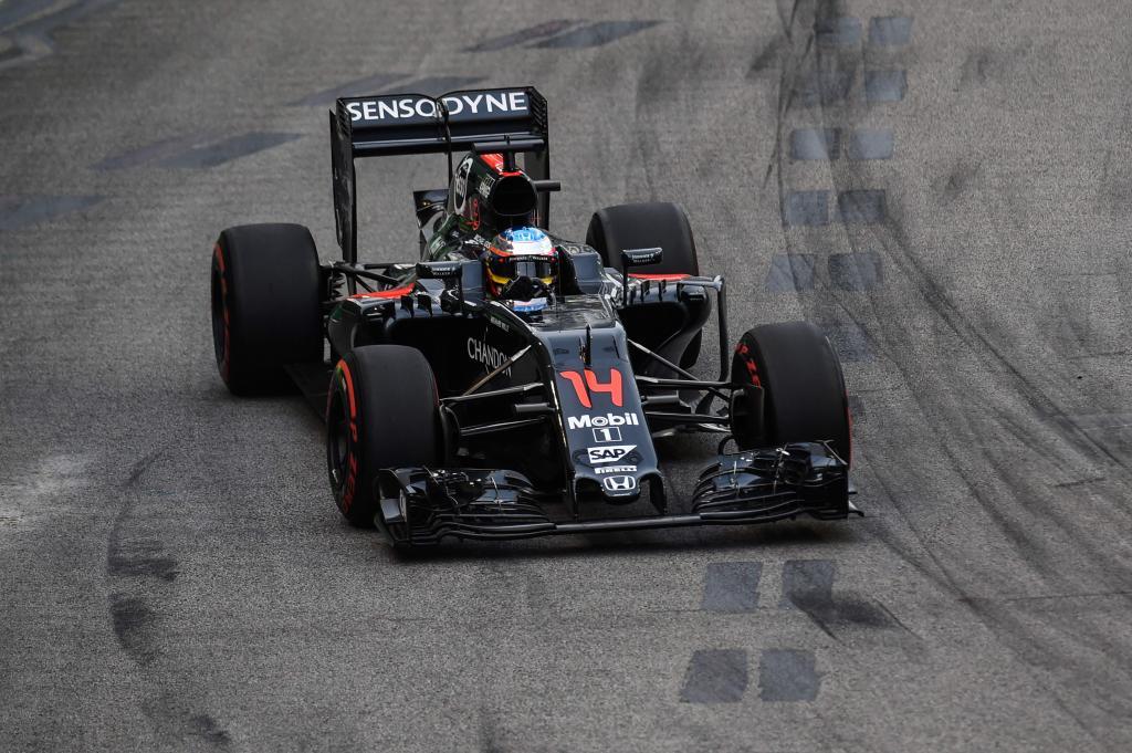 Alonso pilota su MP4-31 durante el pasado GP de Singapur.