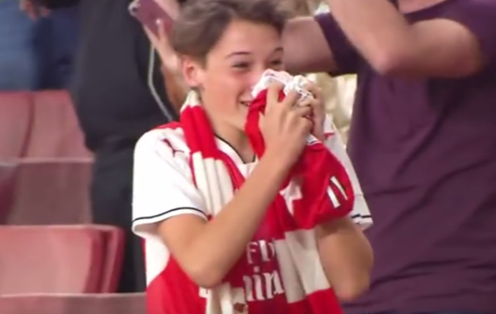 Un hincha del Arsenal tras recibir la camiseta de su dolo