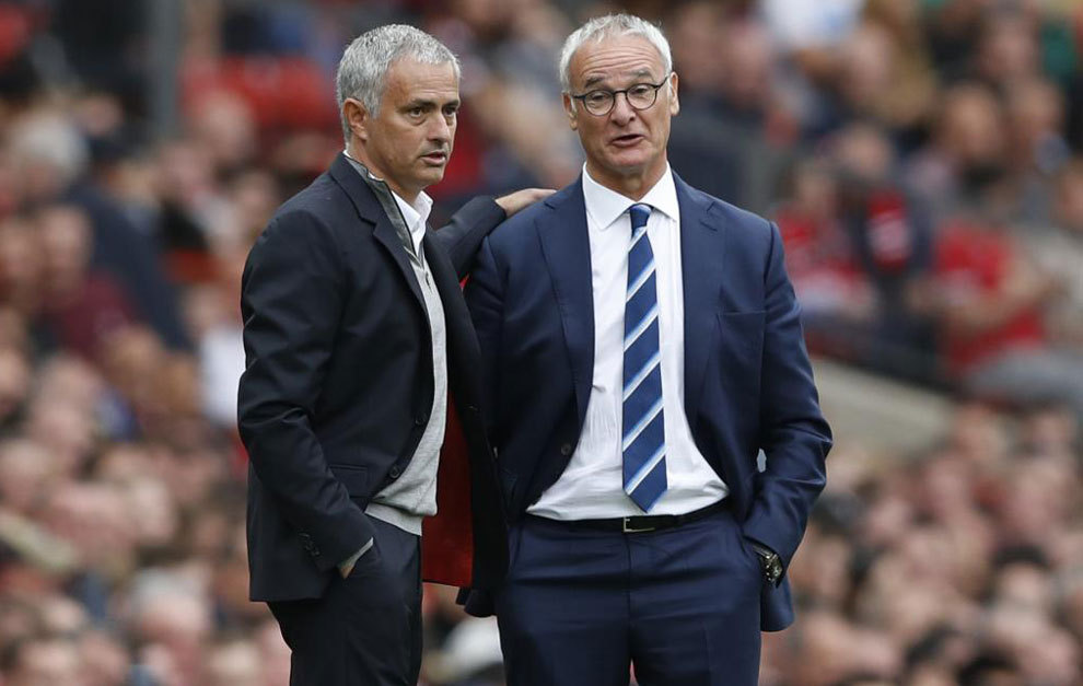 Mourinho y Ranieri durante el duelo entre el United y el Leicester.