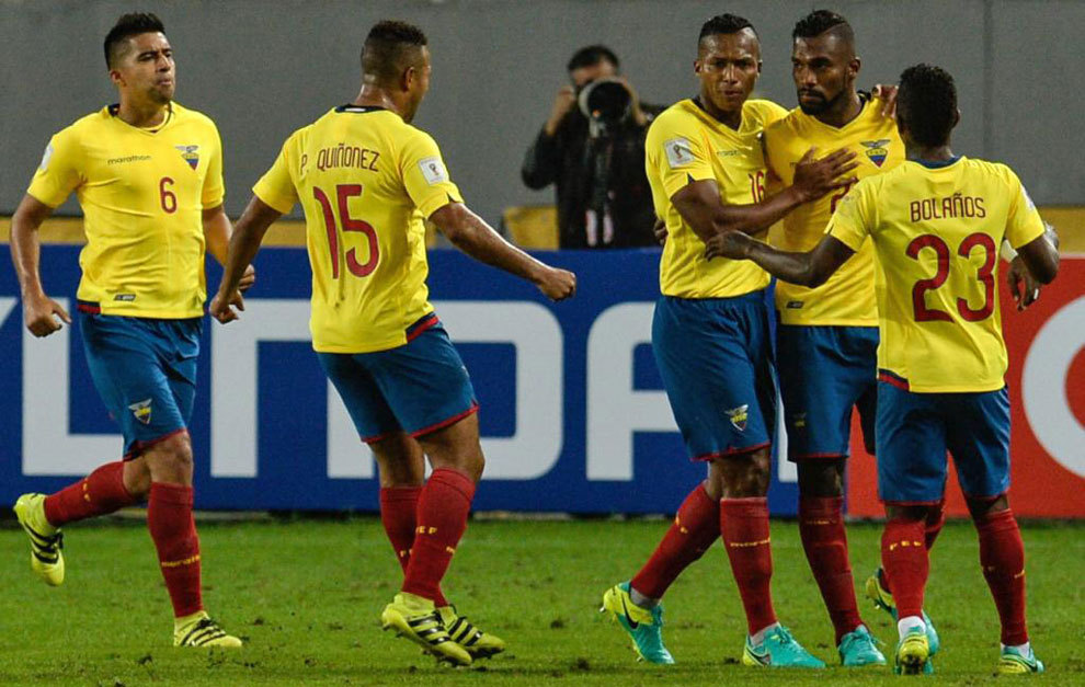 Ecuador celebra el gol de Achilier ante Per.