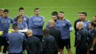 Zidane habla con los jugadores antes del entrenamiento en Dortmund.