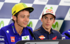 Mrquez escucha atento a Rossi en la rueda de prensa del GP de...