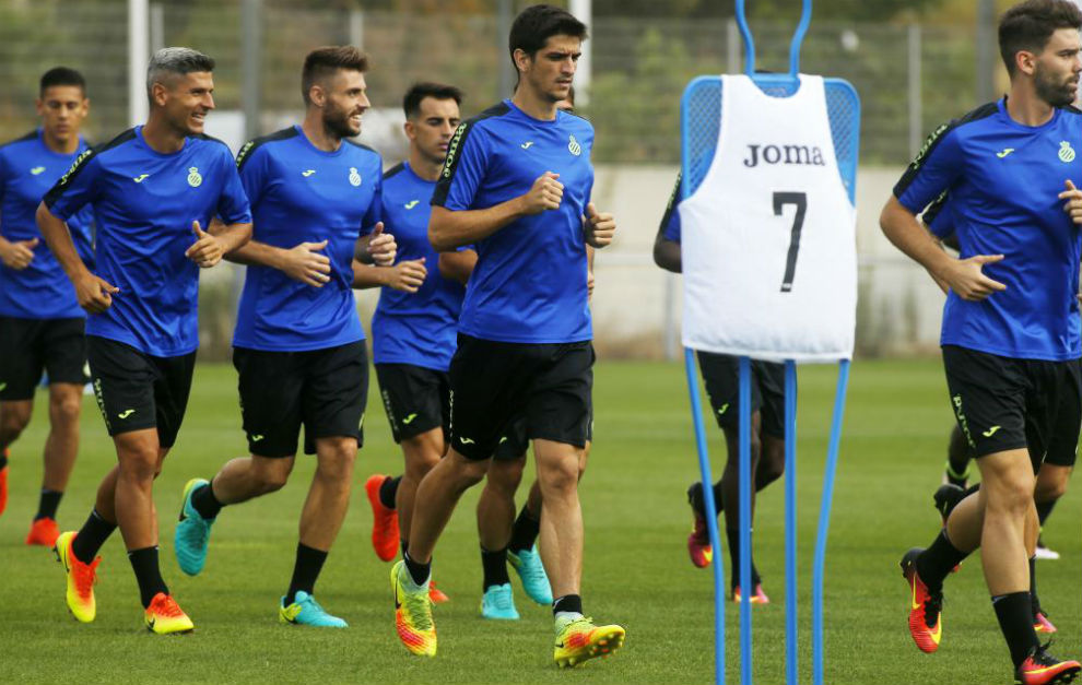 Jugadores del Espanyol, en un entrenamiento en Sant Adri.