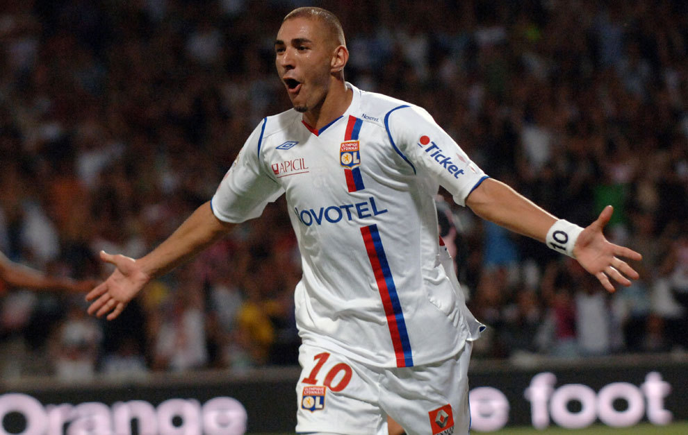 Benzema (Lyon --> Real Madrid en 2009 por 35M).
