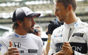 Alonso habla con Button en el pasado Gran Premio de Singapur
