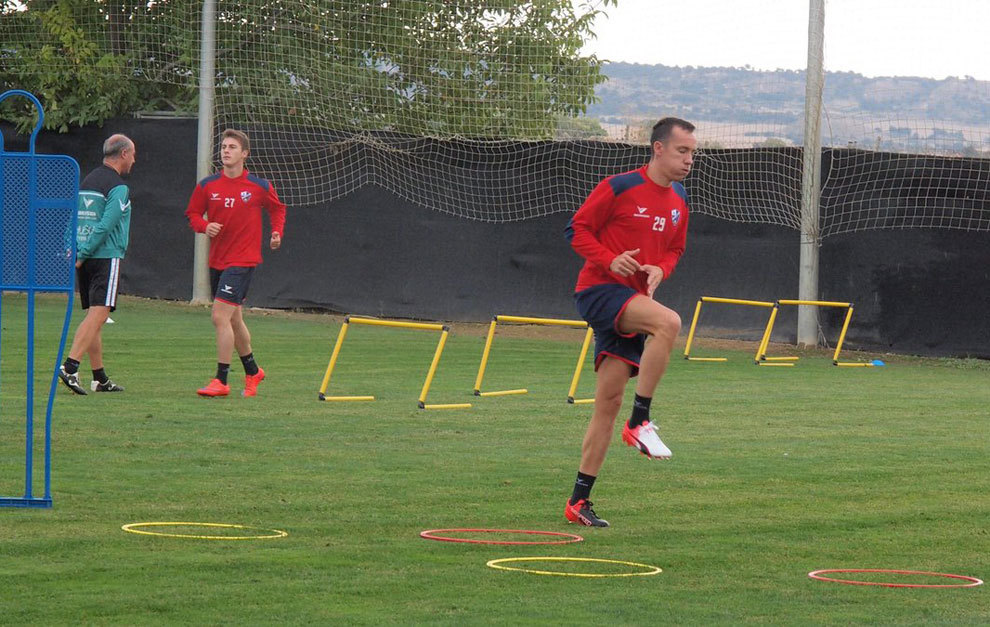 David Lpez durante un entrenamiento con el Huesca