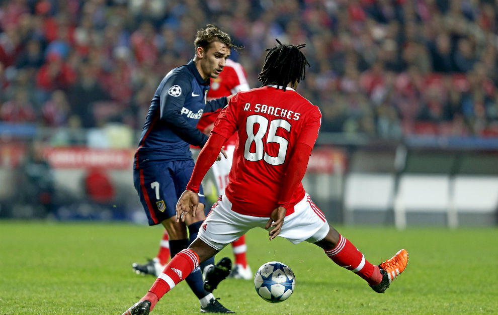 Renato trata de tapar un pase de Griezmann con el Benfica.