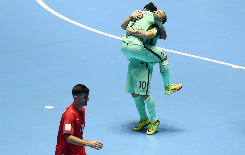 Ricardinho se abraza con Joao Matos tras su gol frente a Azerbaiyn.