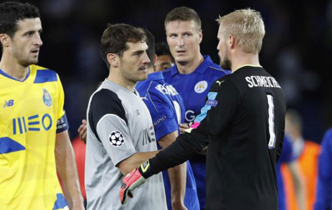 Iker Casillas y Kasper Schemichel se saludan tras el Leicester 1-0...