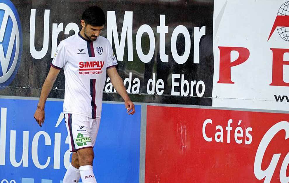 Aguilera se retira cariacontecido en un partido del Huesca