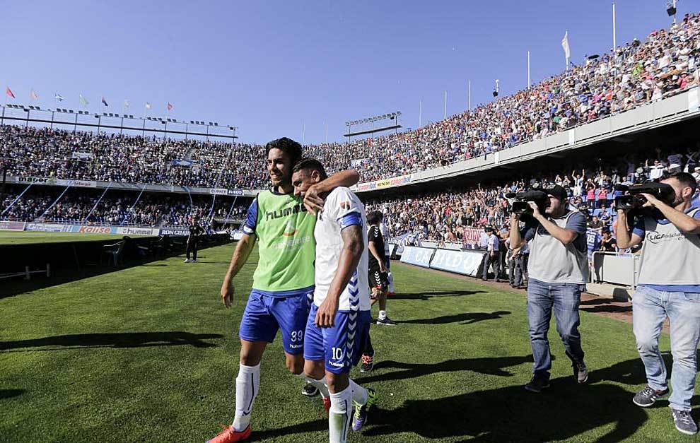 Suso Santana celebra con Prats un gol en el Heliodoro el ao pasado
