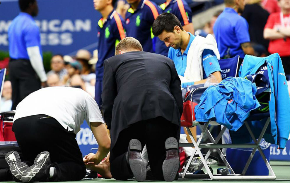Novak Djokovic es atendido por los doctores en la final del US Open.