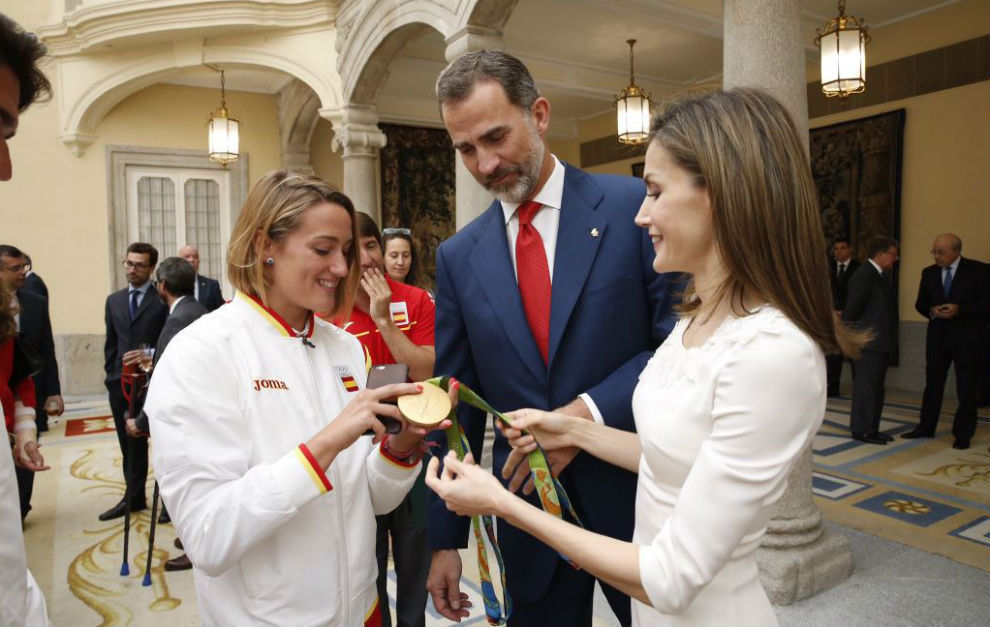 Mireia Belmonte enseando las medallas a los reyes