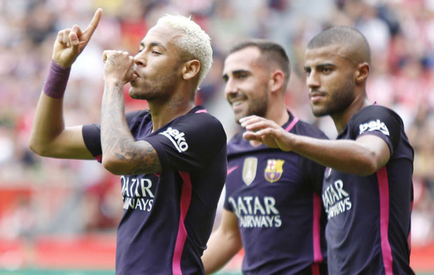 Neymar recibe el abrazo de sus compaeros tras marcar un gol. /