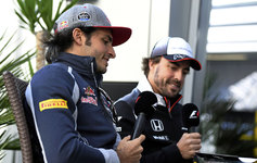 Carlos Sainz y Fernando Alonso durante el GP de Rusia