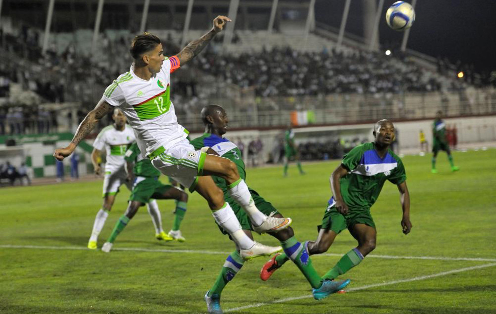 Medjani despeja el baln con Argelia en un partido ante Lesotho.