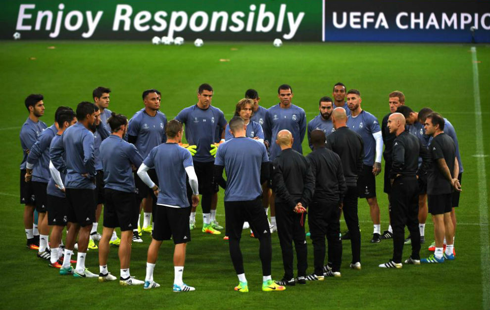 Zidane habla con sus jugadores en el entrenamiento previo al partido...