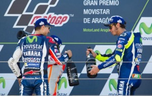 Lorenzo brinda con Rossi, en el podio de Aragn.