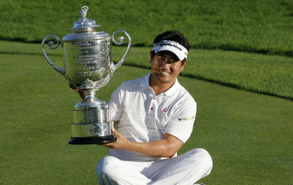 Yang posa con el trofeo del PGA Championship de 2009 que le arrebat...