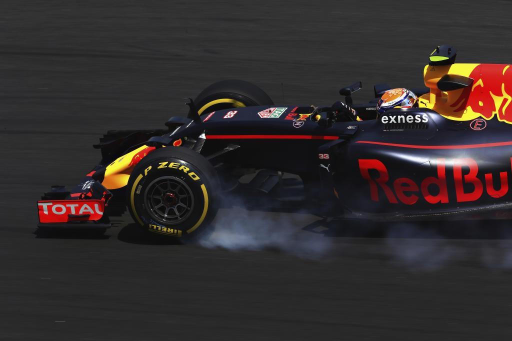 El Red Bull de Verstappen bloqueando sus ruedas durante los libres en...
