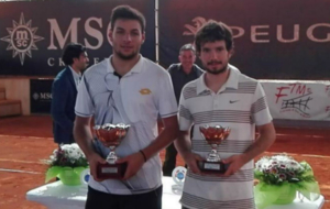 BernabZapata (izquierda) con el trofeo del ITF de Ciudad de la...