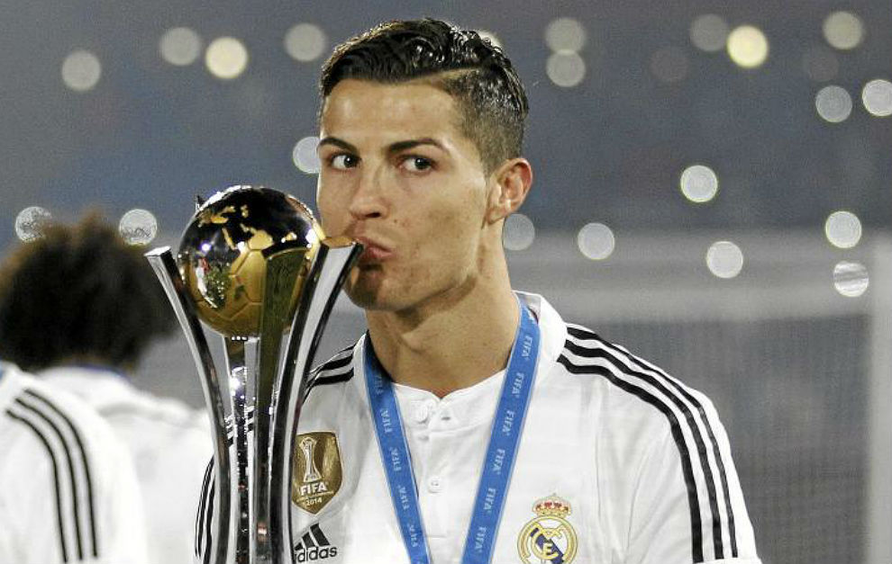 Cristiano, con el trofeo del Mundial de Clubes de 2014