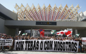 Aficionados del Sevilla protestan frente al estadio.