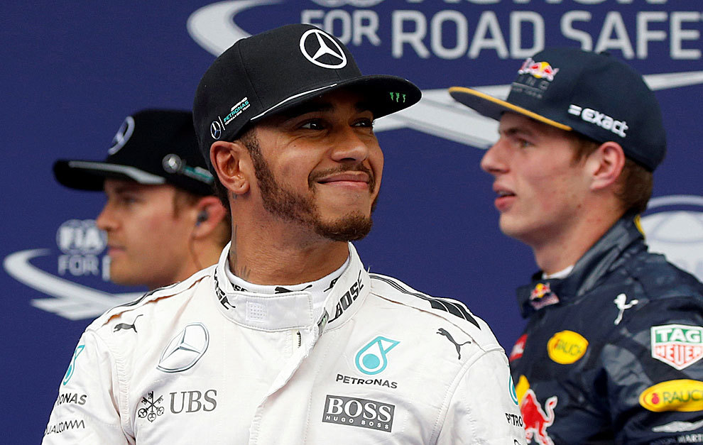Lewis Hamilton, sonriente tras conseguir la pole