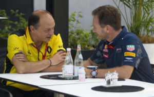Frederic Vasseur (Renault) y Christian Horner (Red Bull), charlando...