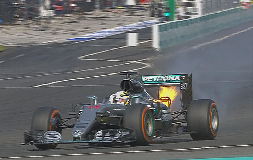 El Mercedes de Hamilton, con fuego