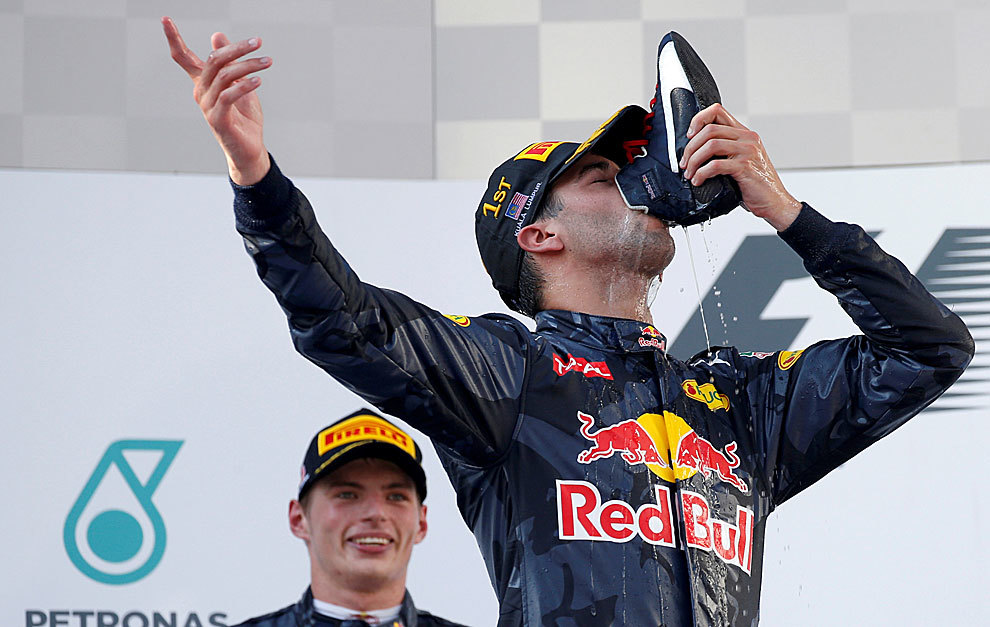Ricciardo bebe de su bota en el podio