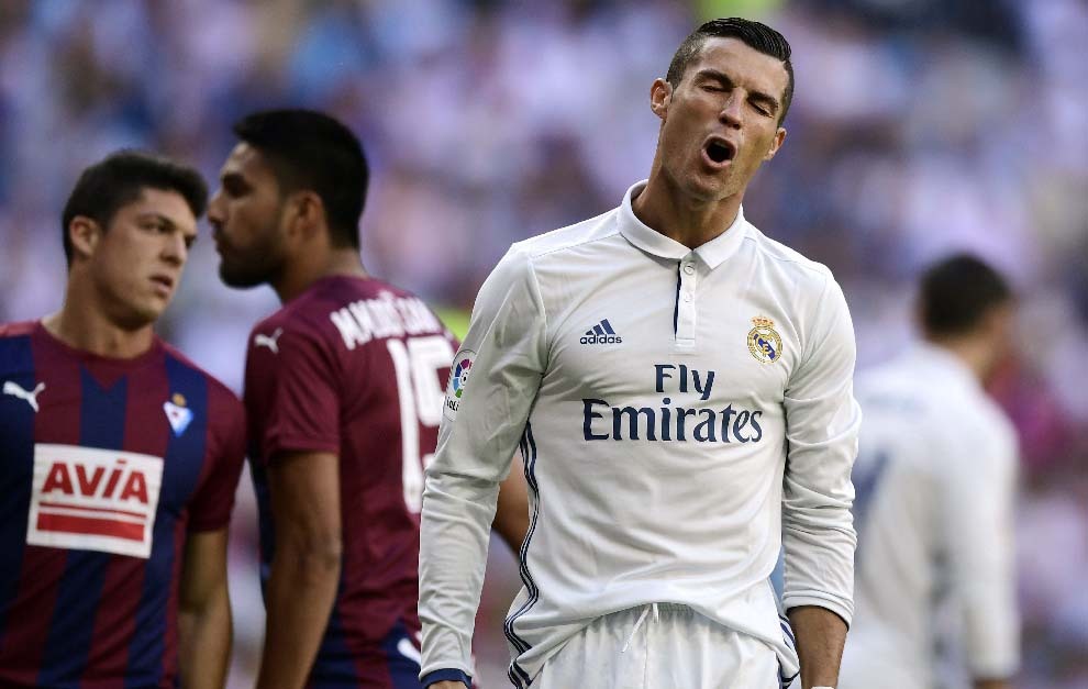Cristiano Ronaldo se lamenta de una ocasin perdida.