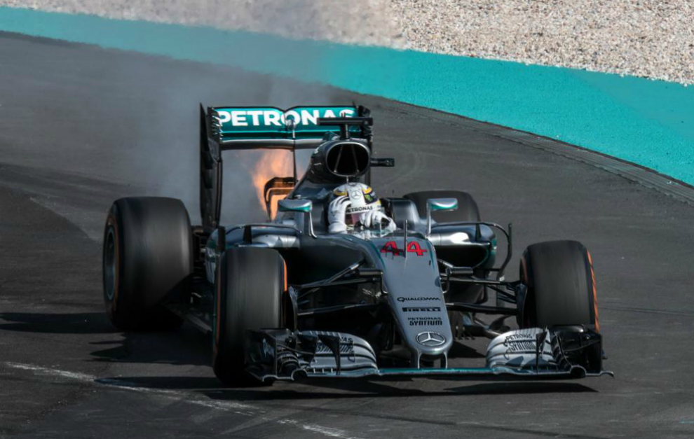 Lewis Hamilton, ayer en el momento de abandonar la carrera.