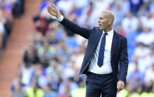 Zinedine Zidane da instrucciones a los suyos ante el Eibar.