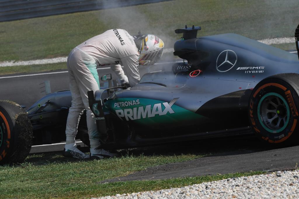Hamilton abandona el Mercedes echando humo.