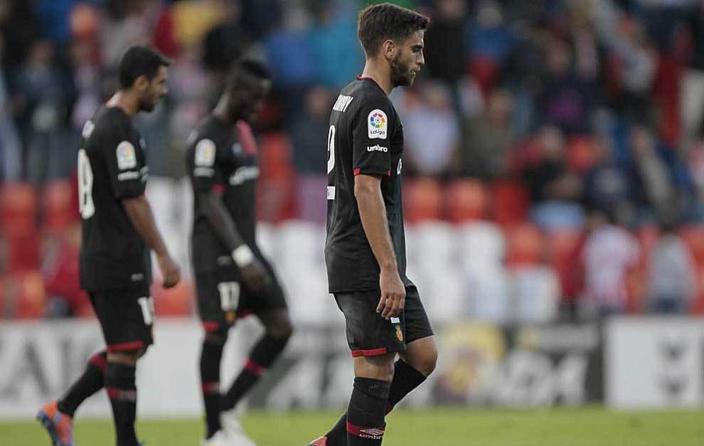 Los jugadores del Mallorca, cabizbajos tras la derrota en el Anxo...
