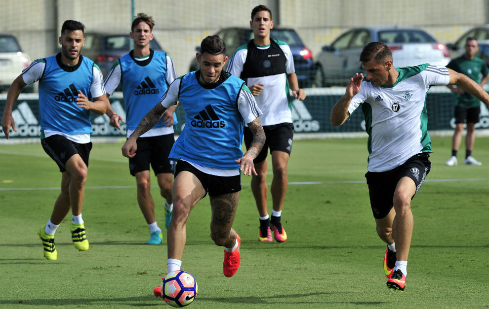 Joaqun persigue a Sanabria en un entrenamiento del Betis.