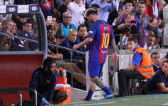 Messi abandona el terreno de juego lesionado.
