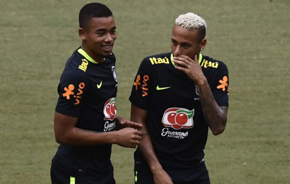 Neymar y Gabriel Jess hablando en el entrenamiento con su seleccin
