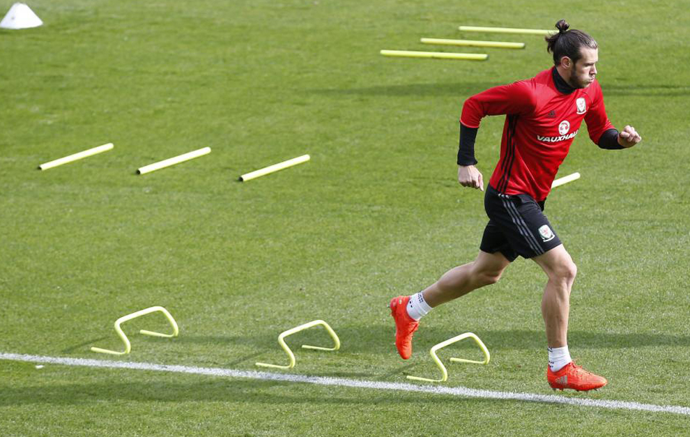 Bale, durante el entrenamiento e Gales de ayer