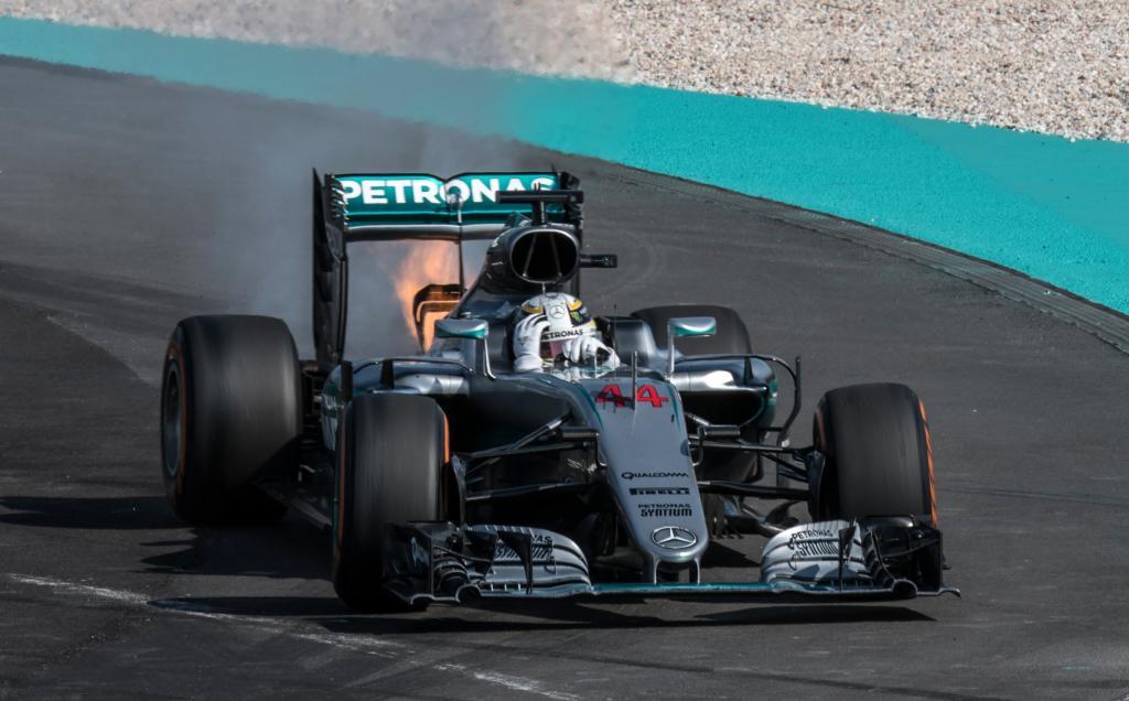 El Mercedes de Hamilton, con el motor en llamas.