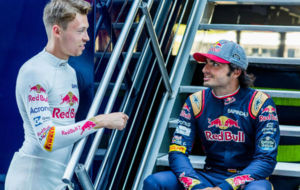 Daniil Kvyat y Carlos Sainz charlando en el paddock del GP de Malasia