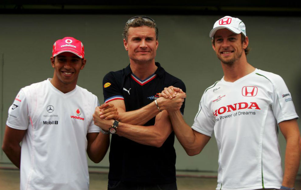 Coulthard estrecha las manos de Hamilton y Button en el GP de Brasil...