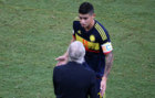 James charla con Pkerman durante un partido con Colombia.